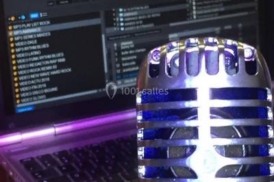 Miniature DJ Pau (Pyrénées-Atlantiques) - DJ Kasimodo #20 Des personnes souriantes lèvent les bras et posent devant un écran dans une ambiance festive en intérieur.