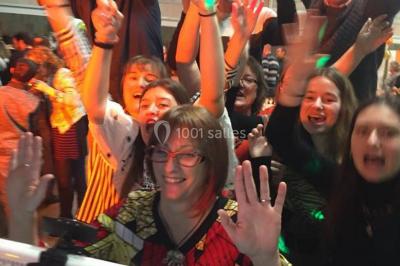 Miniature DJ Pau (Pyrénées-Atlantiques) - DJ Kasimodo #21 Des personnes souriantes lèvent les bras et posent devant un écran dans une ambiance festive en intérieur.