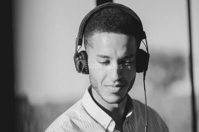 Des personnes dansent et lèvent les bras dans une ambiance festive, éclairée par des lumières colorées.