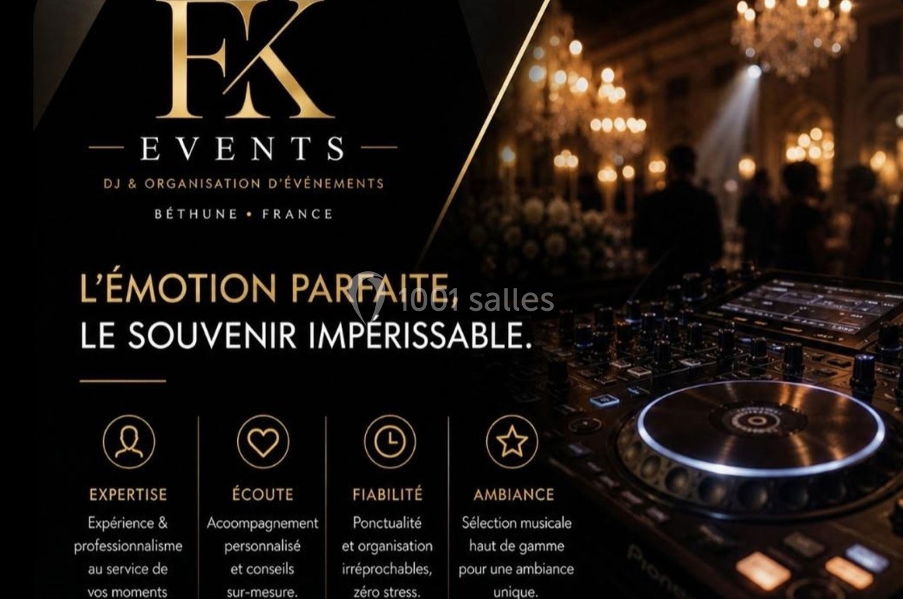 Console de DJ éclairée dans une salle de réception élégante, avec des lumières tamisées et des invités en arrière-plan.