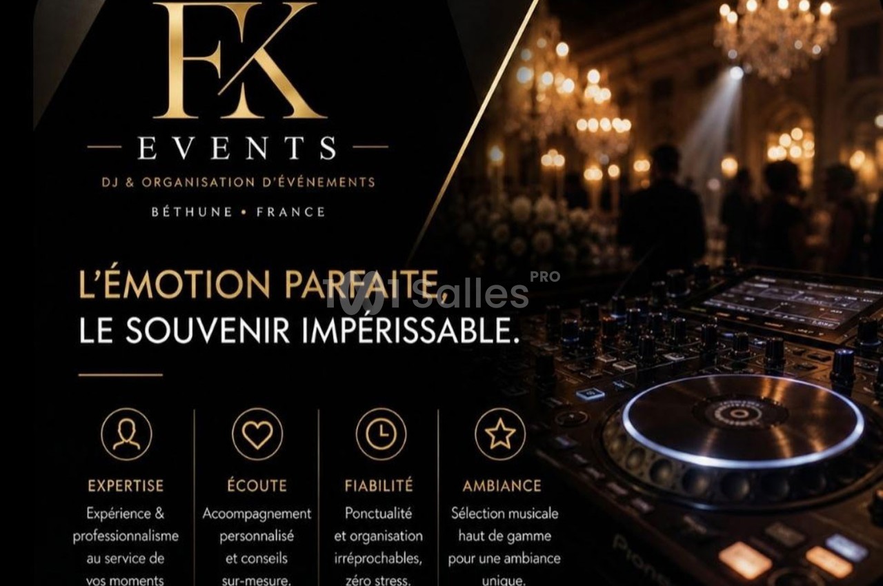 Console de DJ éclairée dans une salle de réception élégante, avec des lumières tamisées et une ambiance festive.