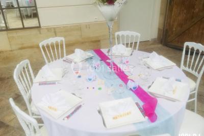 Miniature DJ Thiais (Val-de-Marne) - DJ FEEL - Feel'ing #7 Façade d'un grand bâtiment éclairé par des lumières rouges et oranges dans un environnement nocturne.