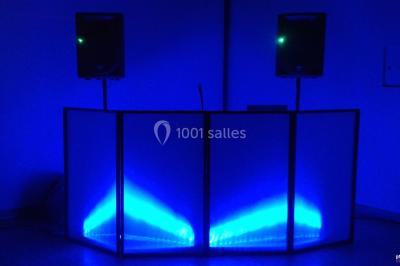 Miniature DJ Thiais (Val-de-Marne) - DJ FEEL - Feel'ing #3 Table ronde décorée pour un événement, avec nappes blanches, chemin de table rose et bleu, et vaisselle élégante.