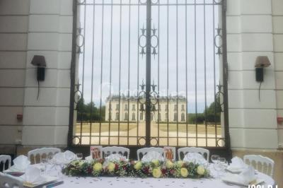 Miniature DJ Thiais (Val-de-Marne) - DJ FEEL - Feel'ing #8 Table ronde décorée pour un événement, avec nappes blanches, chemin de table rose et bleu, et vaisselle élégante.