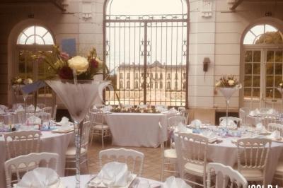 Miniature DJ Thiais (Val-de-Marne) - DJ FEEL - Feel'ing #2 Table ronde décorée pour un événement, avec nappes blanches, chemin de table rose et bleu, et vaisselle élégante.