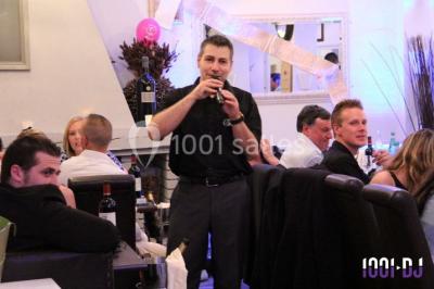 Miniature DJ Thiais (Val-de-Marne) - DJ FEEL - Feel'ing #5 Table ronde décorée pour un événement, avec nappes blanches, chemin de table rose et bleu, et vaisselle élégante.