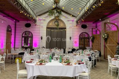 Miniature DJ Montlhéry (Essonne) - AmbianCvous #7 Grande tente transparente aménagée avec des tables alignées, décorées de fleurs et de vaisselle pour un événement.