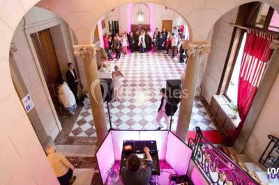 Miniature DJ Montlhéry (Essonne) - AmbianCvous #6 Grande tente transparente aménagée avec des tables alignées, décorées de fleurs et de vaisselle pour un événement.