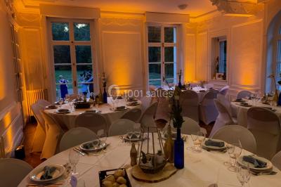 Miniature DJ Montlhéry (Essonne) - AmbianCvous #17 Grande tente transparente aménagée avec des tables alignées, décorées de fleurs et de vaisselle pour un événement.