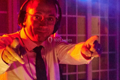 Miniature DJ Gagny (Seine-Saint-Denis) - Jour Précieux #4 Une femme en robe blanche joue de la harpe dans une salle décorée avec des plantes et des lumières.