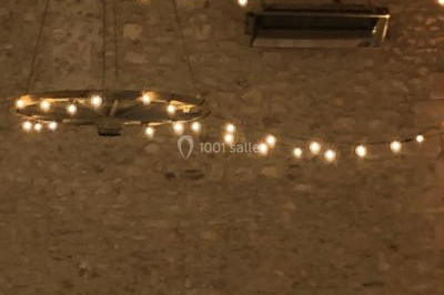 Miniature DJ Gagny (Seine-Saint-Denis) - Jour Précieux #18 Une femme en robe blanche joue de la harpe dans une salle décorée avec des plantes et des lumières.