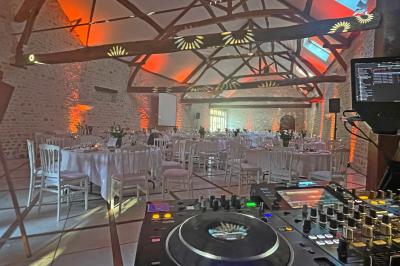 Miniature DJ Gagny (Seine-Saint-Denis) - Jour Précieux #31 Une femme en robe blanche joue de la harpe dans une salle décorée avec des plantes et des lumières.