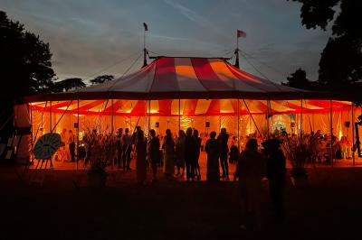 Miniature DJ Gagny (Seine-Saint-Denis) - Jour Précieux #35 Une femme en robe blanche joue de la harpe dans une salle décorée avec des plantes et des lumières.