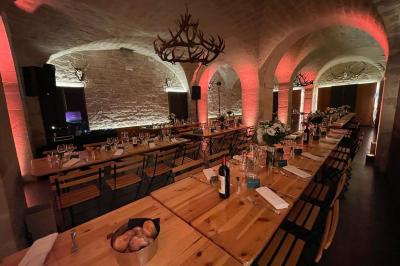 Miniature DJ Gagny (Seine-Saint-Denis) - Jour Précieux #38 Une femme en robe blanche joue de la harpe dans une salle décorée avec des plantes et des lumières.