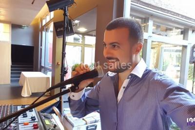 Miniature DJ Troyes (Aube) - Mikl3 Evènement #10 Texte ’Mikl3 Évènement’ en rouge et noir sur fond blanc, avec un petit logo violet en bas à droite.