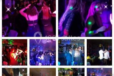 Deux mains entrelacées sur une table, avec des verres et une ambiance romantique en arrière-plan.