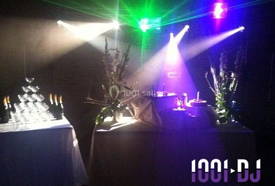 Miniature DJ Troarn (Calvados) - Keops Animations #4 Salle de réception décorée avec des tables rondes dressées, des nappes blanches et des éclairages bleutés.