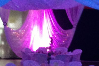 Miniature DJ Troarn (Calvados) - Keops Animations #5 Salle de réception décorée avec des tables rondes dressées, des nappes blanches et des éclairages bleutés.