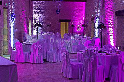 Miniature DJ Troarn (Calvados) - Keops Animations #6 Salle de réception décorée avec des tables rondes dressées, des nappes blanches et des éclairages bleutés.