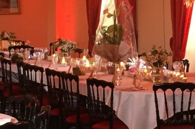 Miniature DJ Troarn (Calvados) - Keops Animations #7 Salle de réception décorée avec des tables rondes dressées, des nappes blanches et des éclairages bleutés.