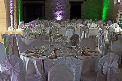 Miniature DJ Troarn (Calvados) - Keops Animations #8 Salle de réception décorée avec des tables rondes dressées, des nappes blanches et des éclairages bleutés.