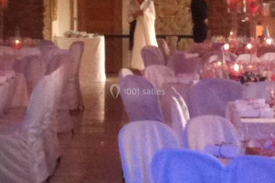 Miniature DJ Troarn (Calvados) - Keops Animations #9 Salle de réception décorée avec des tables rondes dressées, des nappes blanches et des éclairages bleutés.