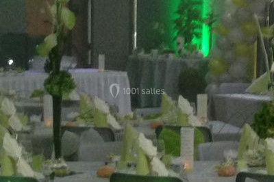 Miniature DJ Troarn (Calvados) - Keops Animations #10 Salle de réception décorée avec des tables rondes dressées, des nappes blanches et des éclairages bleutés.