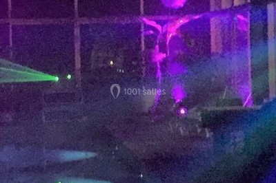 Miniature DJ Troarn (Calvados) - Keops Animations #11 Salle de réception décorée avec des tables rondes dressées, des nappes blanches et des éclairages bleutés.