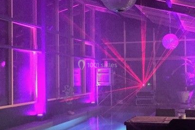 Miniature DJ Troarn (Calvados) - Keops Animations #13 Salle de réception décorée avec des tables rondes dressées, des nappes blanches et des éclairages bleutés.