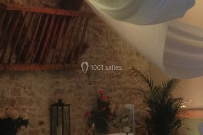 Miniature DJ Troarn (Calvados) - Keops Animations #14 Salle de réception décorée avec des tables rondes dressées, des nappes blanches et des éclairages bleutés.