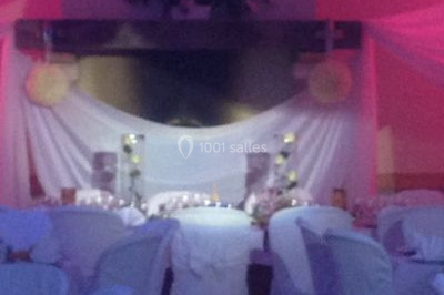 Miniature DJ Troarn (Calvados) - Keops Animations #15 Salle de réception décorée avec des tables rondes dressées, des nappes blanches et des éclairages bleutés.