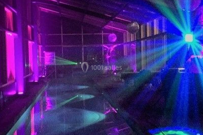 Miniature DJ Troarn (Calvados) - Keops Animations #20 Salle de réception décorée avec des tables rondes dressées, des nappes blanches et des éclairages bleutés.