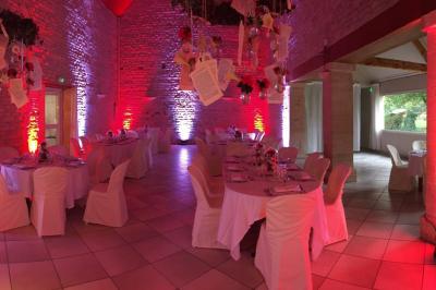 Miniature DJ Troarn (Calvados) - Keops Animations #2 Salle de réception décorée avec des tables rondes dressées, des nappes blanches et des éclairages bleutés.