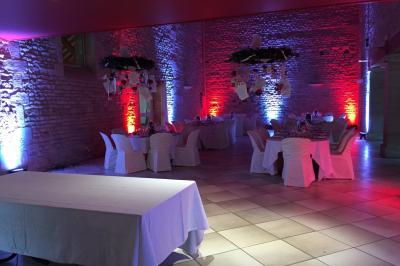 Miniature DJ Troarn (Calvados) - Keops Animations #3 Salle de réception décorée avec des tables rondes dressées, des nappes blanches et des éclairages bleutés.