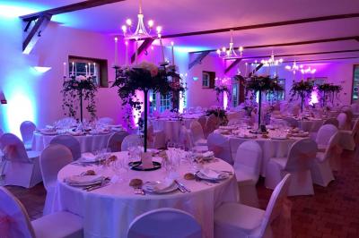 Miniature DJ Troarn (Calvados) - Keops Animations #22 Salle de réception décorée avec des tables rondes dressées, des nappes blanches et des éclairages bleutés.