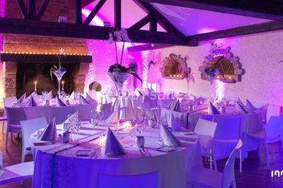 Miniature DJ Saint-Jory (Haute-Garonne) - Passion Zyk #3 Scène équipée de matériel de sonorisation et d'éclairage, avec une table de mixage et des projecteurs bleus.