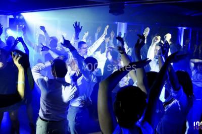 Miniature DJ Saint-Jory (Haute-Garonne) - Passion Zyk #4 Scène équipée de matériel de sonorisation et d'éclairage, avec une table de mixage et des projecteurs bleus.