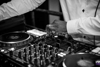 Miniature DJ Saint-Jory (Haute-Garonne) - Passion Zyk #6 Scène équipée de matériel de sonorisation et d'éclairage, avec une table de mixage et des projecteurs bleus.