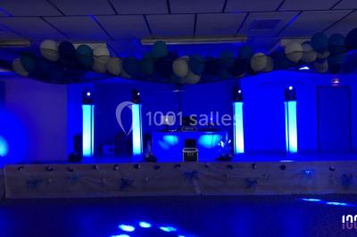 Miniature DJ Saint-Jory (Haute-Garonne) - Passion Zyk #7 Scène équipée de matériel de sonorisation et d'éclairage, avec une table de mixage et des projecteurs bleus.