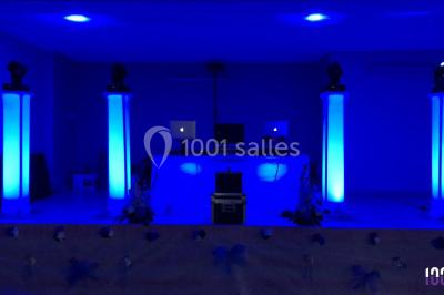 Miniature DJ Saint-Jory (Haute-Garonne) - Passion Zyk #8 Scène équipée de matériel de sonorisation et d'éclairage, avec une table de mixage et des projecteurs bleus.