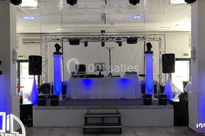 Miniature DJ Saint-Jory (Haute-Garonne) - Passion Zyk #9 Scène équipée de matériel de sonorisation et d'éclairage, avec une table de mixage et des projecteurs bleus.