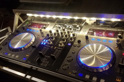 Un couple en tenue de mariage s'embrasse sous une pluie de confettis dans un intérieur festif.