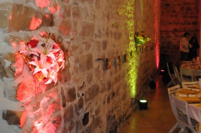 Un couple en tenue de mariage s'embrasse sous une pluie de confettis dans un intérieur festif.
