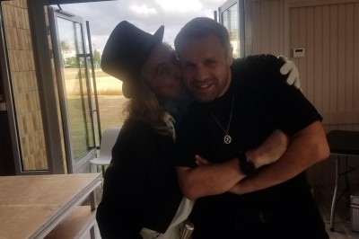 Miniature DJ Châtillon (Hauts-de-Seine) - DJasanimation #4 Deux hommes posent devant un décor intérieur, l'un portant un casque audio et un t-shirt ’Official DJ’.