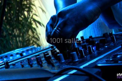 Miniature DJ Belhade (Landes) - Caribbean Sounds #4 Groupe de personnes réunies en soirée en plein air, éclairées par des guirlandes lumineuses et des lampadaires.