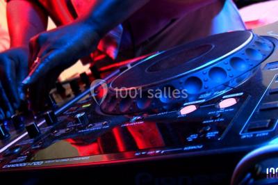 Miniature DJ Belhade (Landes) - Caribbean Sounds #5 Groupe de personnes réunies en soirée en plein air, éclairées par des guirlandes lumineuses et des lampadaires.