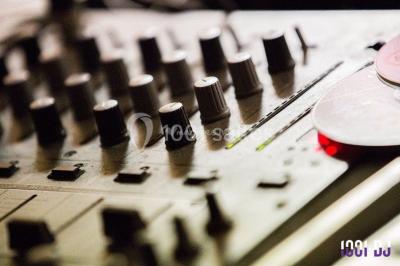 Miniature DJ Belhade (Landes) - Caribbean Sounds #7 Groupe de personnes réunies en soirée en plein air, éclairées par des guirlandes lumineuses et des lampadaires.