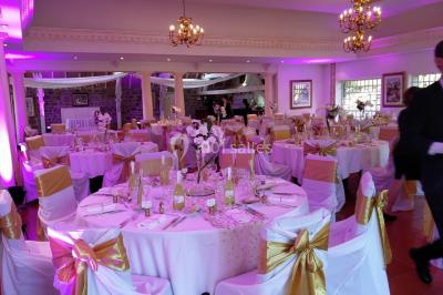 Miniature DJ Tocane-Saint-Apre (Dordogne) - Alliance Animation #2 Installation de matériel audio et éclairage dans une tente, avec une décoration sur le thème d'Halloween.