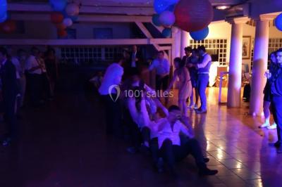 Miniature DJ Tocane-Saint-Apre (Dordogne) - Alliance Animation #6 Installation de matériel audio et éclairage dans une tente, avec une décoration sur le thème d'Halloween.