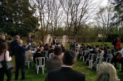 Miniature DJ Tocane-Saint-Apre (Dordogne) - Alliance Animation #7 Installation de matériel audio et éclairage dans une tente, avec une décoration sur le thème d'Halloween.